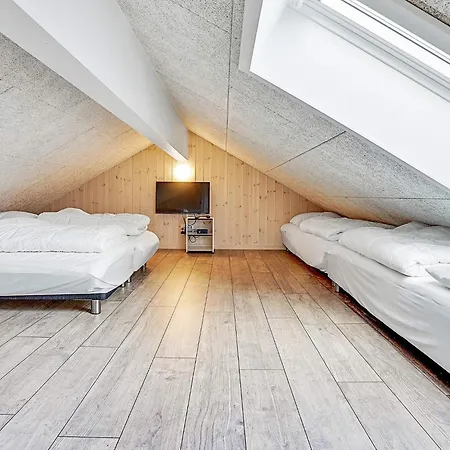 14 Person In Idestrup * Boto By